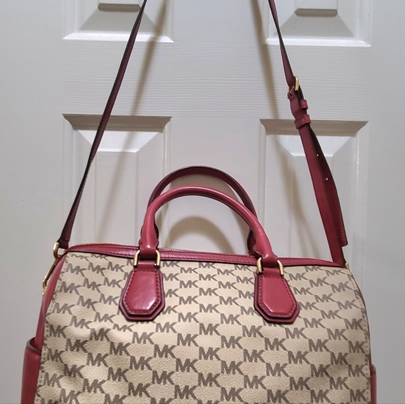 Michael Kors Purs Studio Mercer Medium Heritage Logo Duffel in Natural WineRed. - Picture 13 of 14
